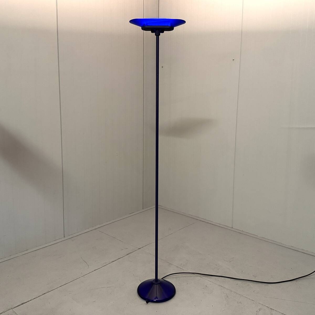 Lampadaire Arteluce Jill A380 en bleu, Italie, années 1970.