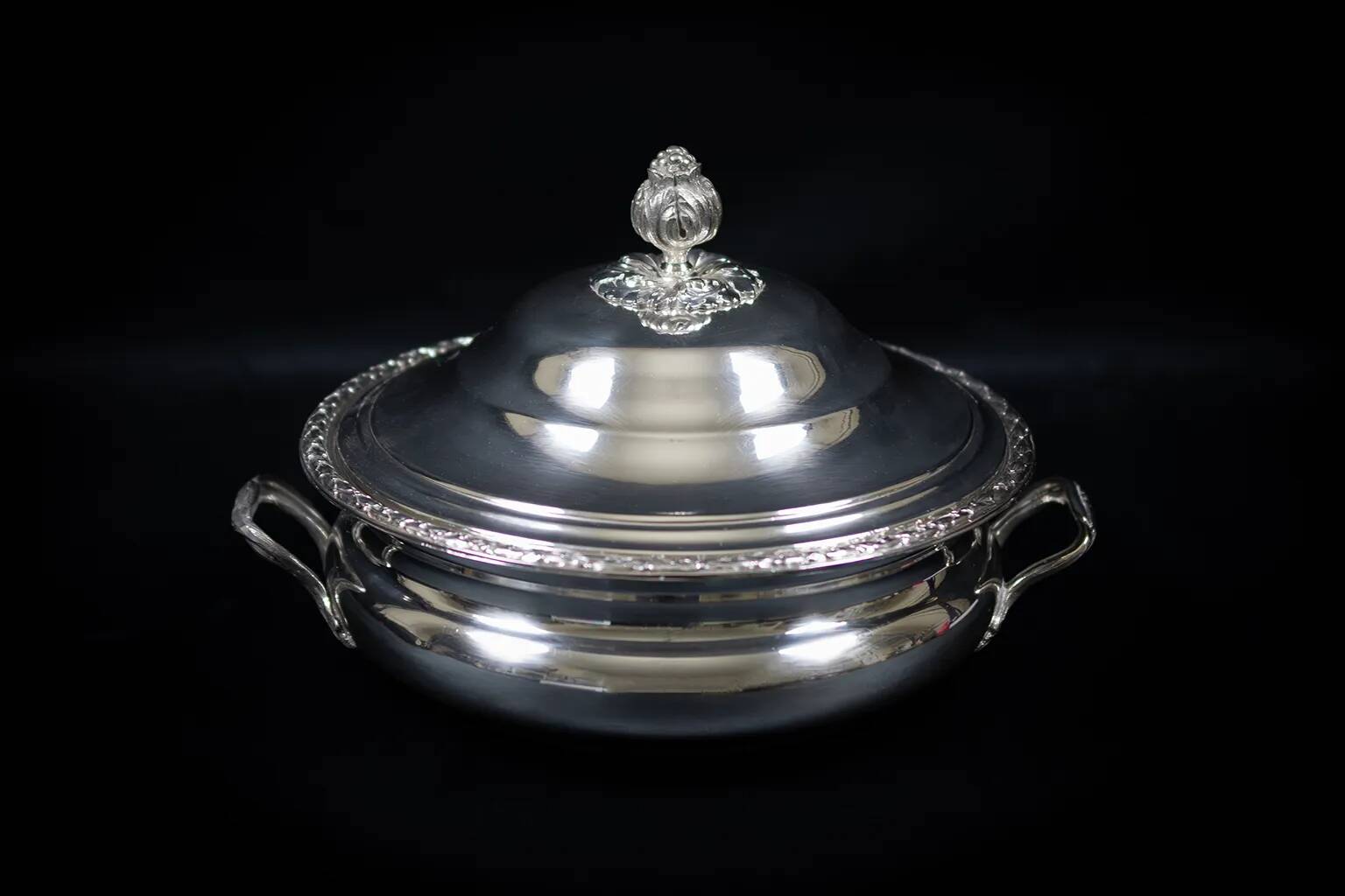 Silver-plated vegetable dish with matching tray – stamped