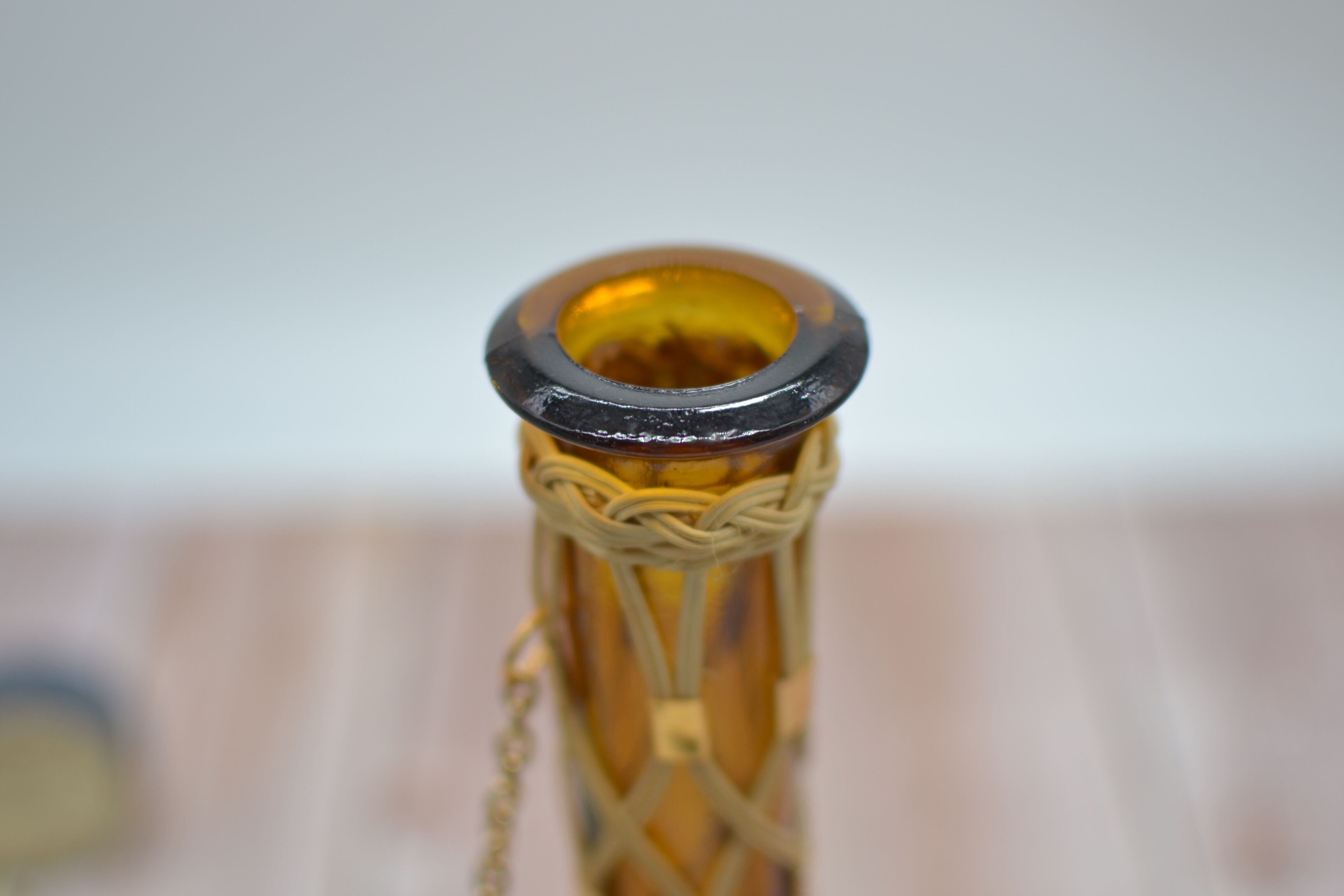 Carafe ambrée avec osier et chainette dorée