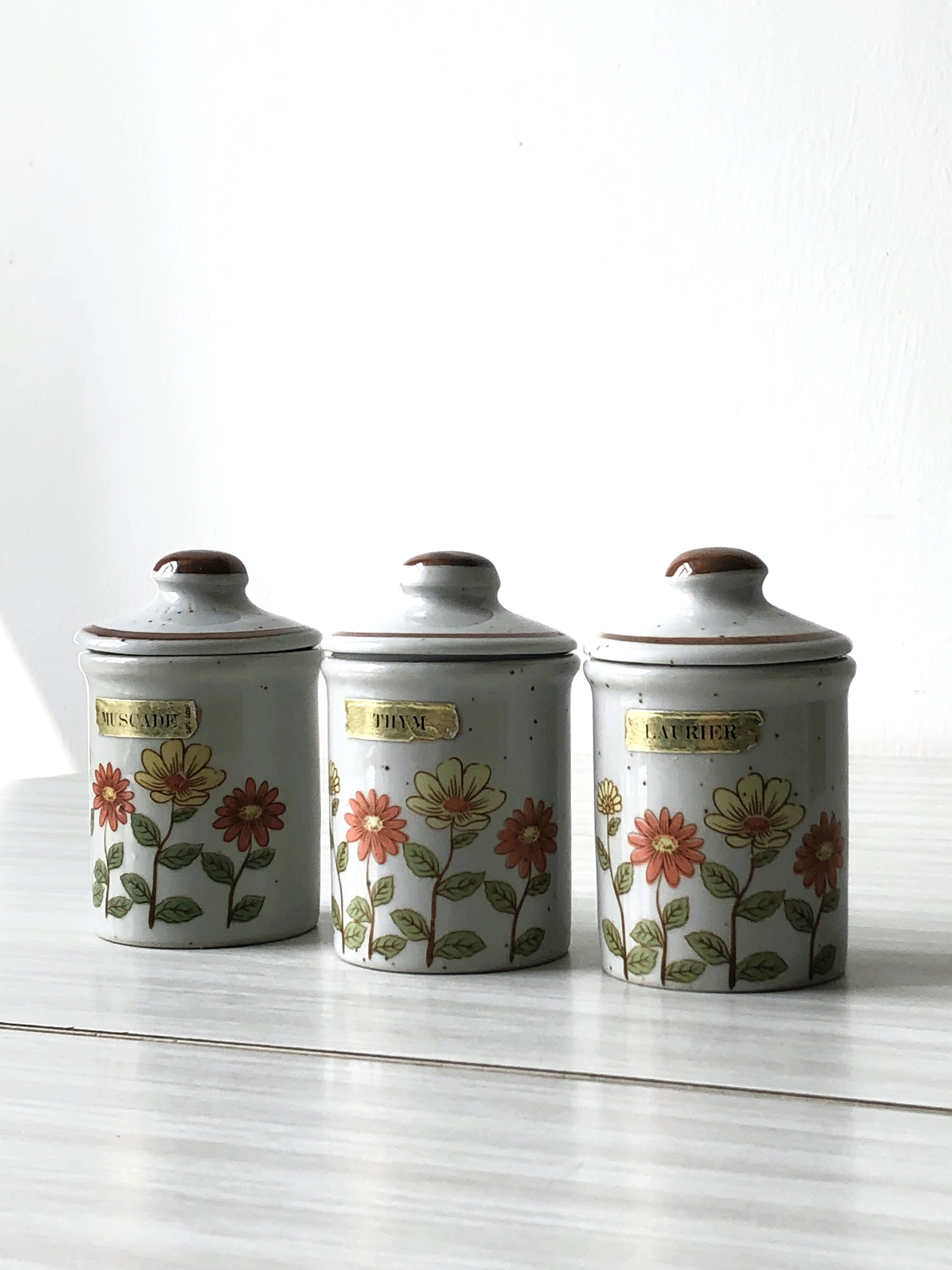 Set of 3 speckled ceramic spice jars with lids - In very good condition