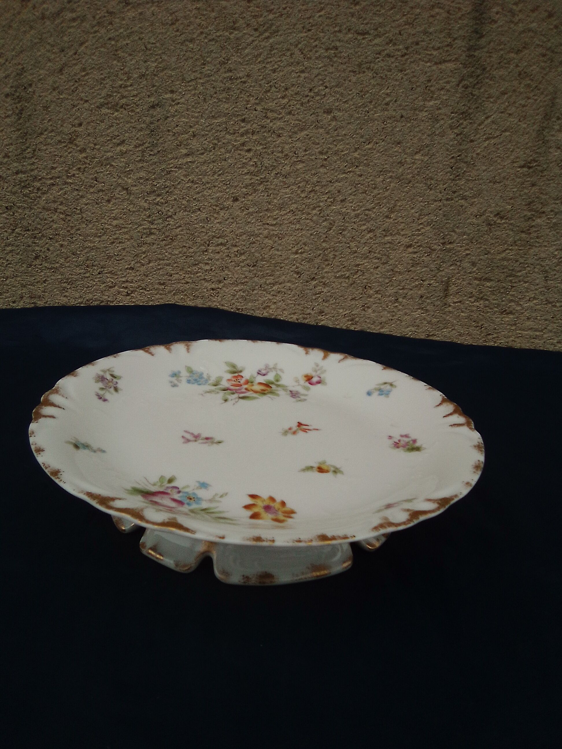 Flat on pedestal Charles Field Haviland Gérard Dufraissex 1 Morel ( CFH GDM) Limoges diam 22,5 cm