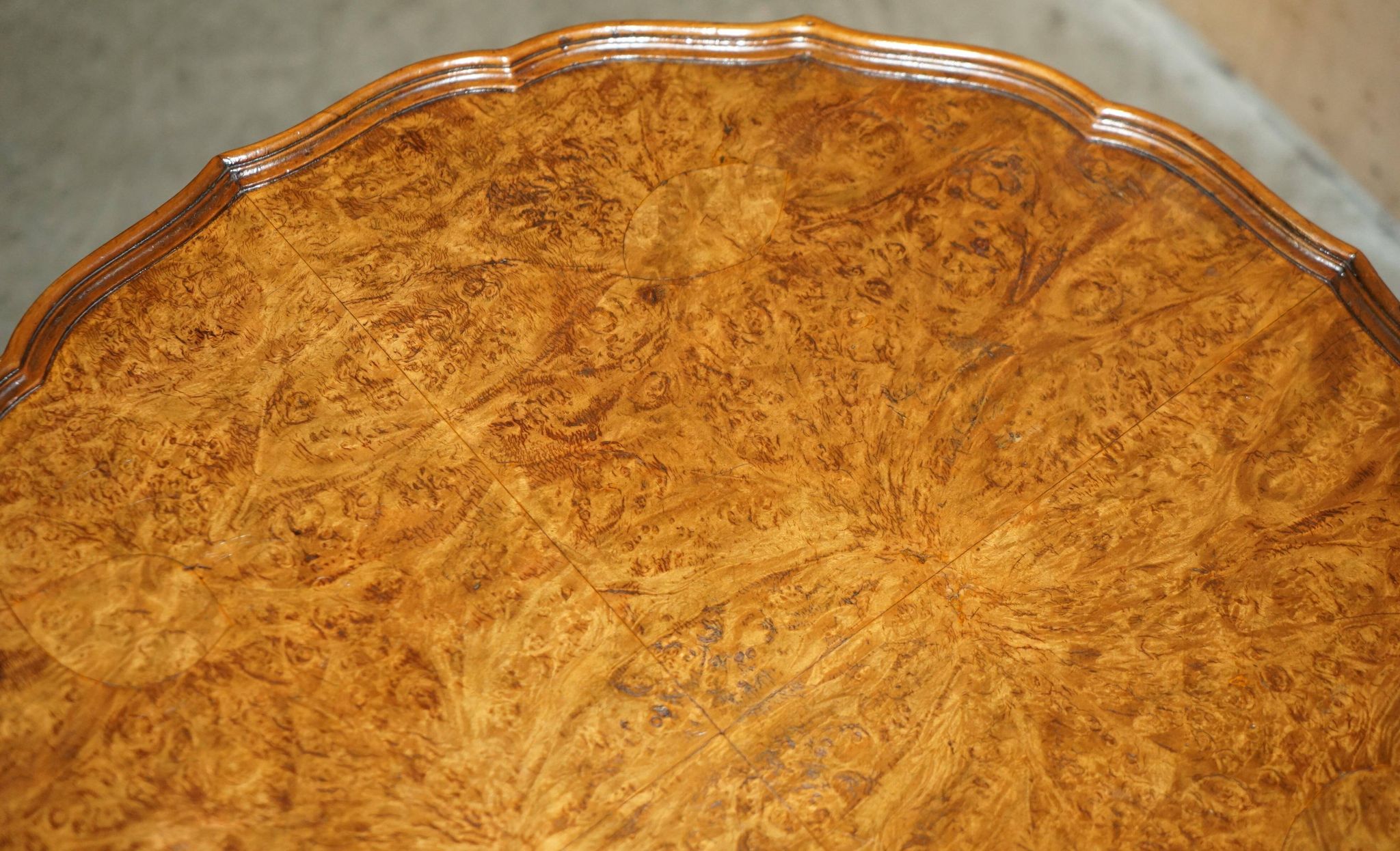Table basse vintage Burr Walnut pivotante années 1940