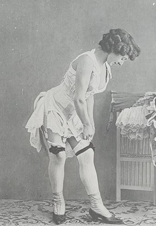 Photogravure originale sur papier glacé, Modèle en bas et chaussures 1900