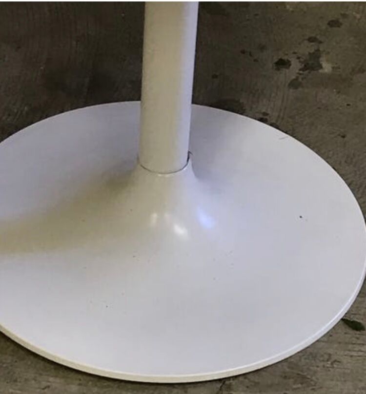 Cast-iron tulip-footed table