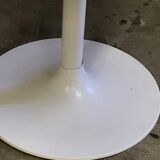 Cast-iron tulip-footed table