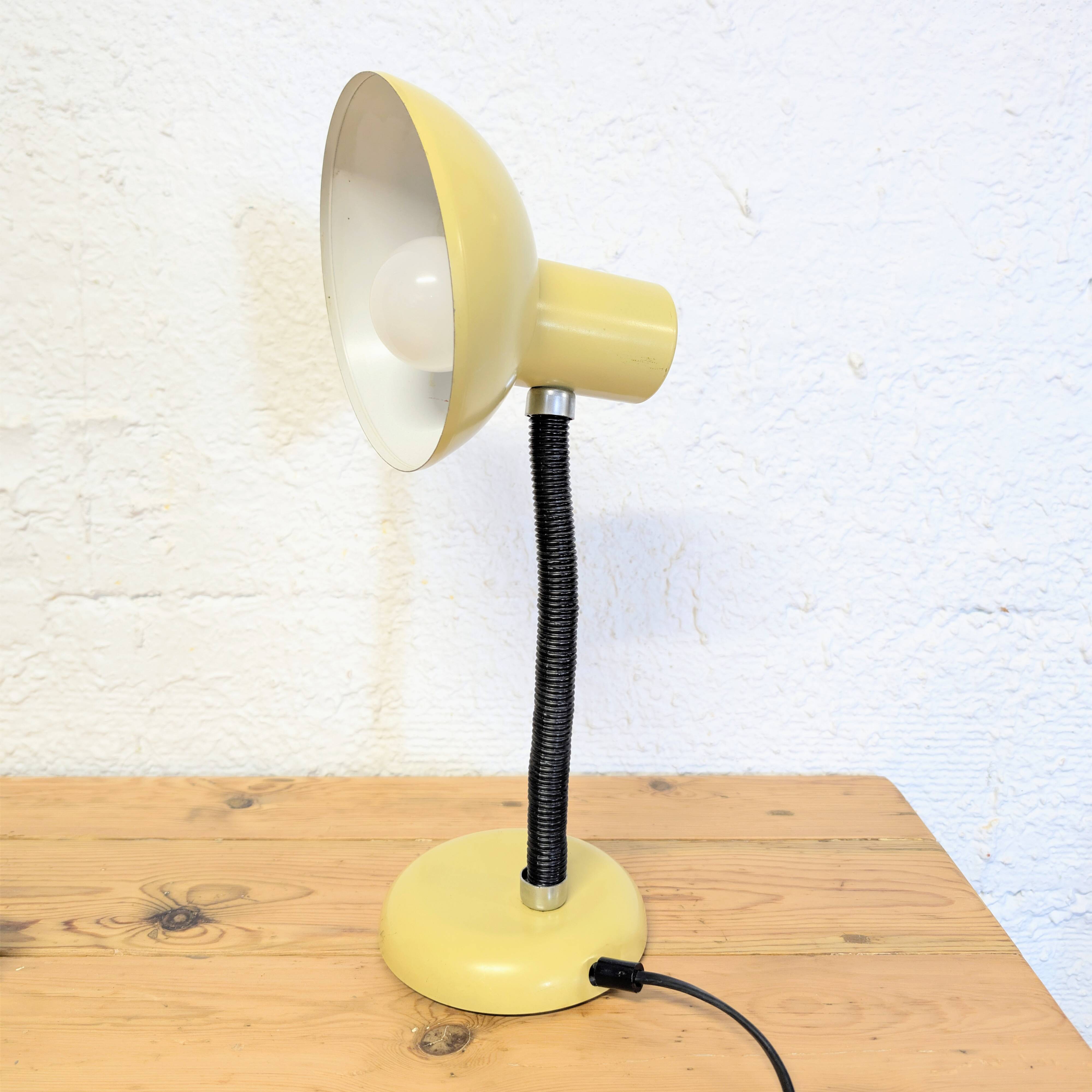 Articulated desk lamp