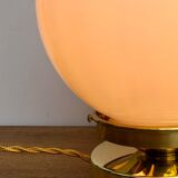 Lampe à poser globe vintage en opaline blanche