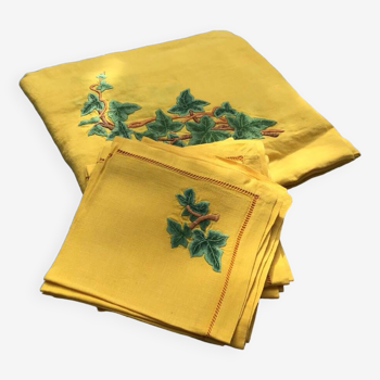 Yellow linen dinner service embroidered with ivy flowers