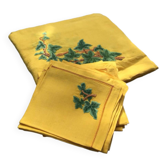 Service de table en lin jaune brodé de fleurs de lierre
