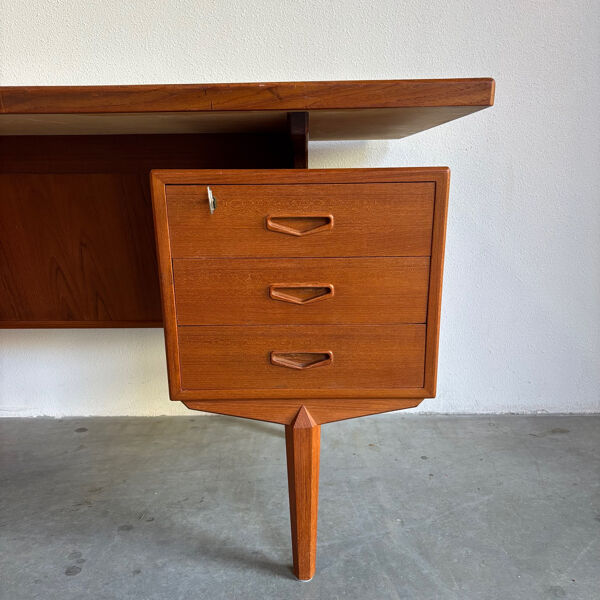 Bureau vintage danois en teck avec porte à rabat autonome
