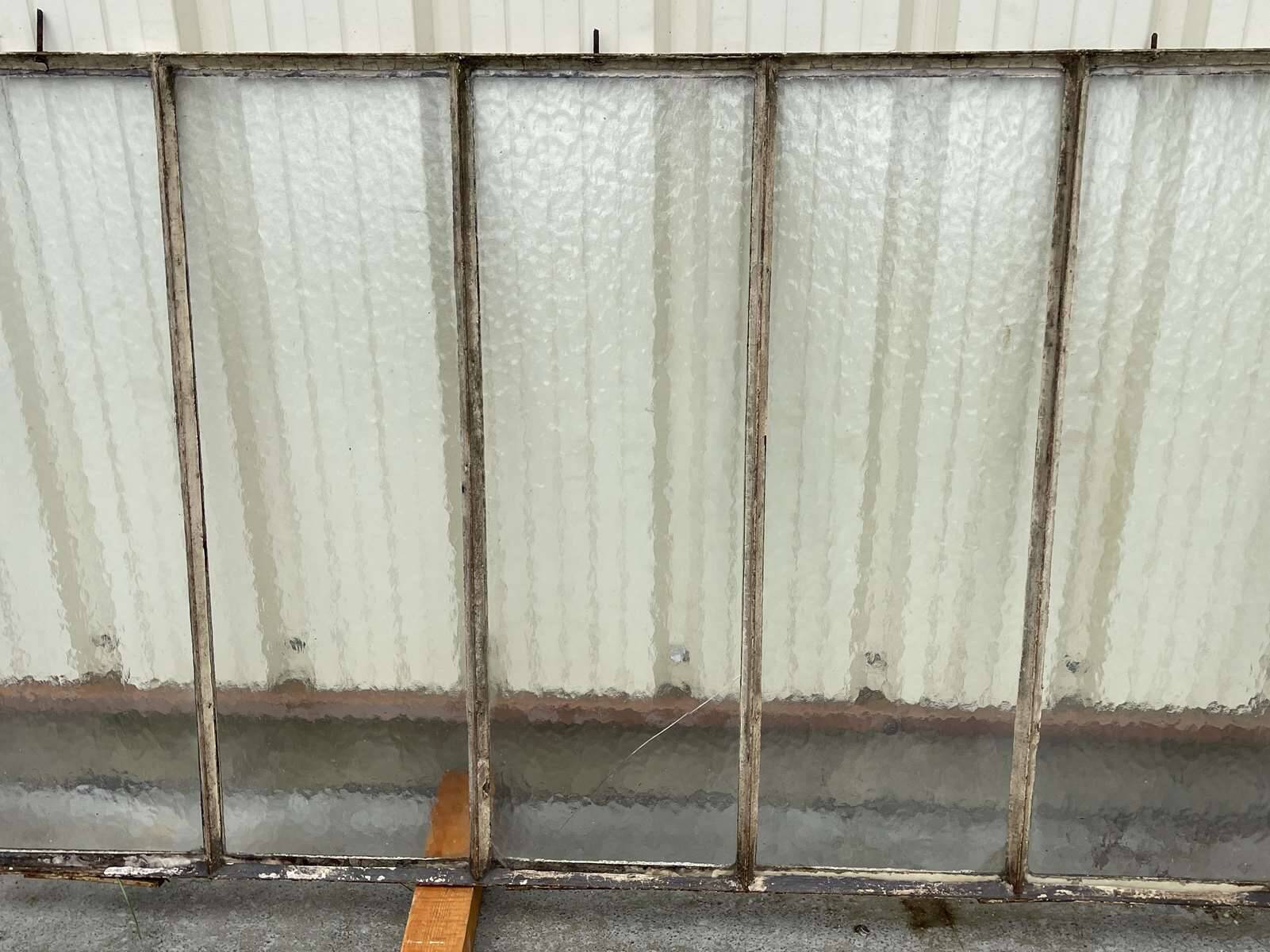 Workshop canopy from the early 20th century in cast iron (1 pane with a crack)
