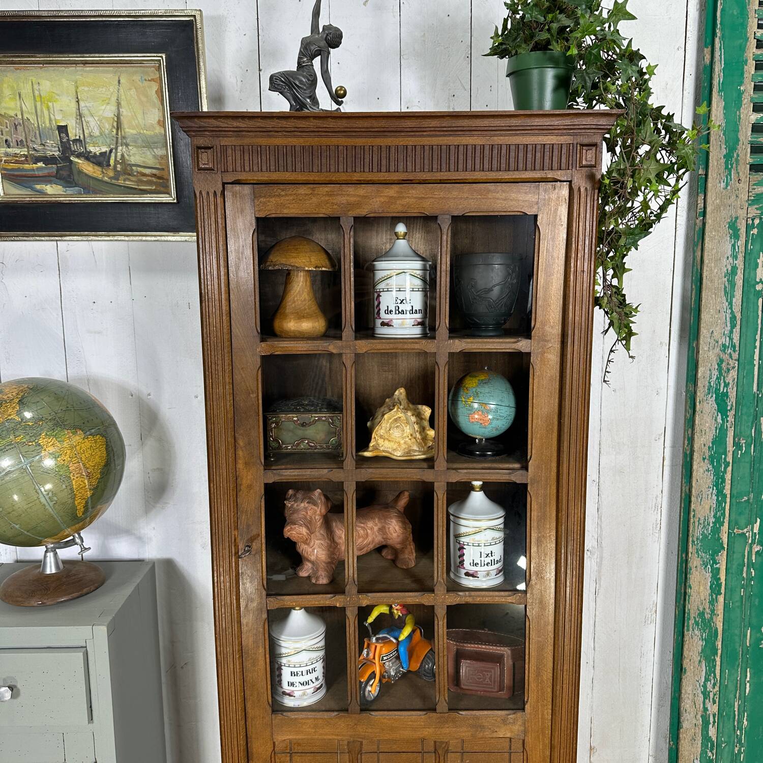 Vitrine parisienne en bois