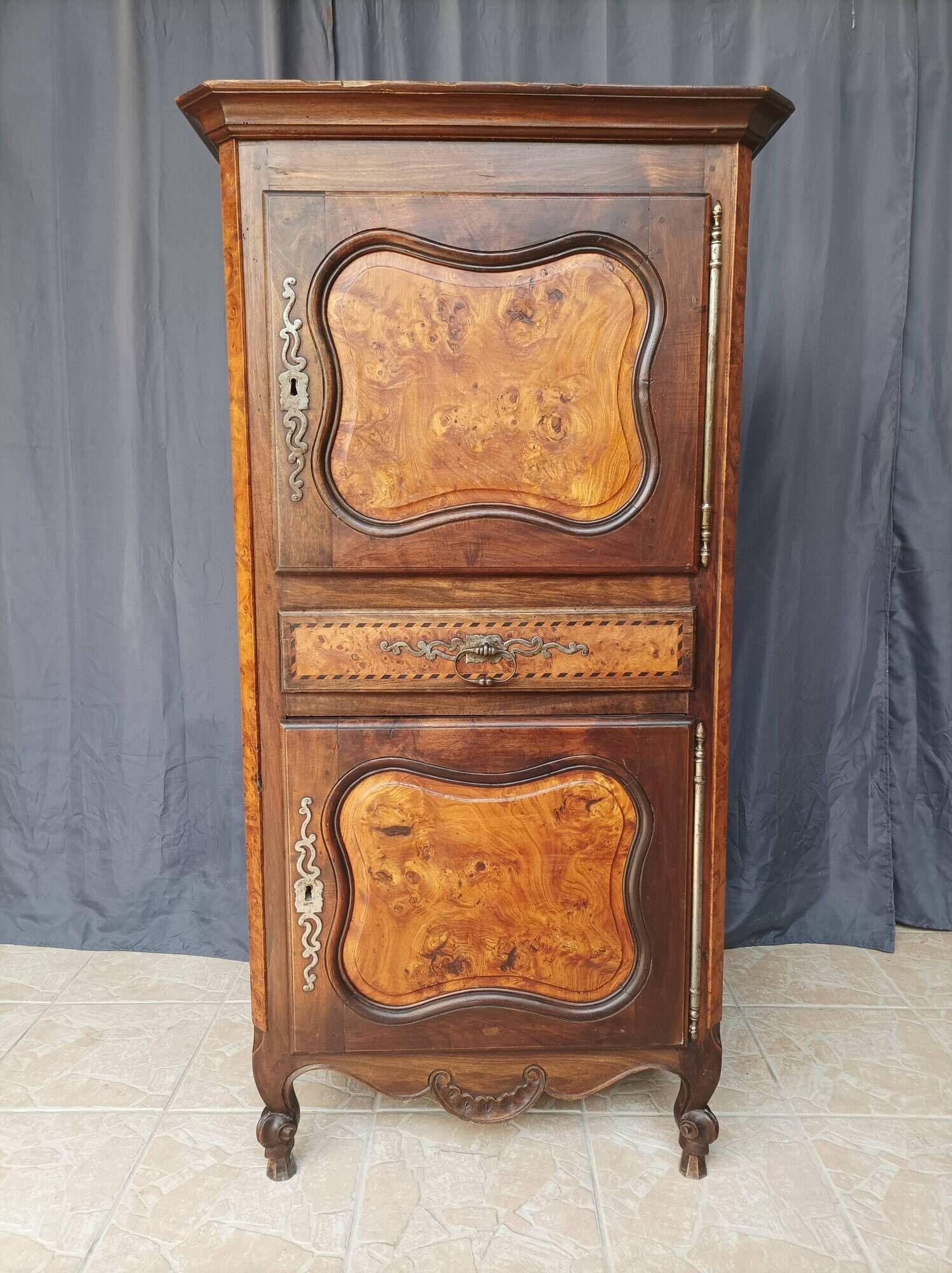 Standing man Louis XV in walnut and ash burl