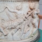 Cache-pot en pierre blanche rond avec une farandole de anges