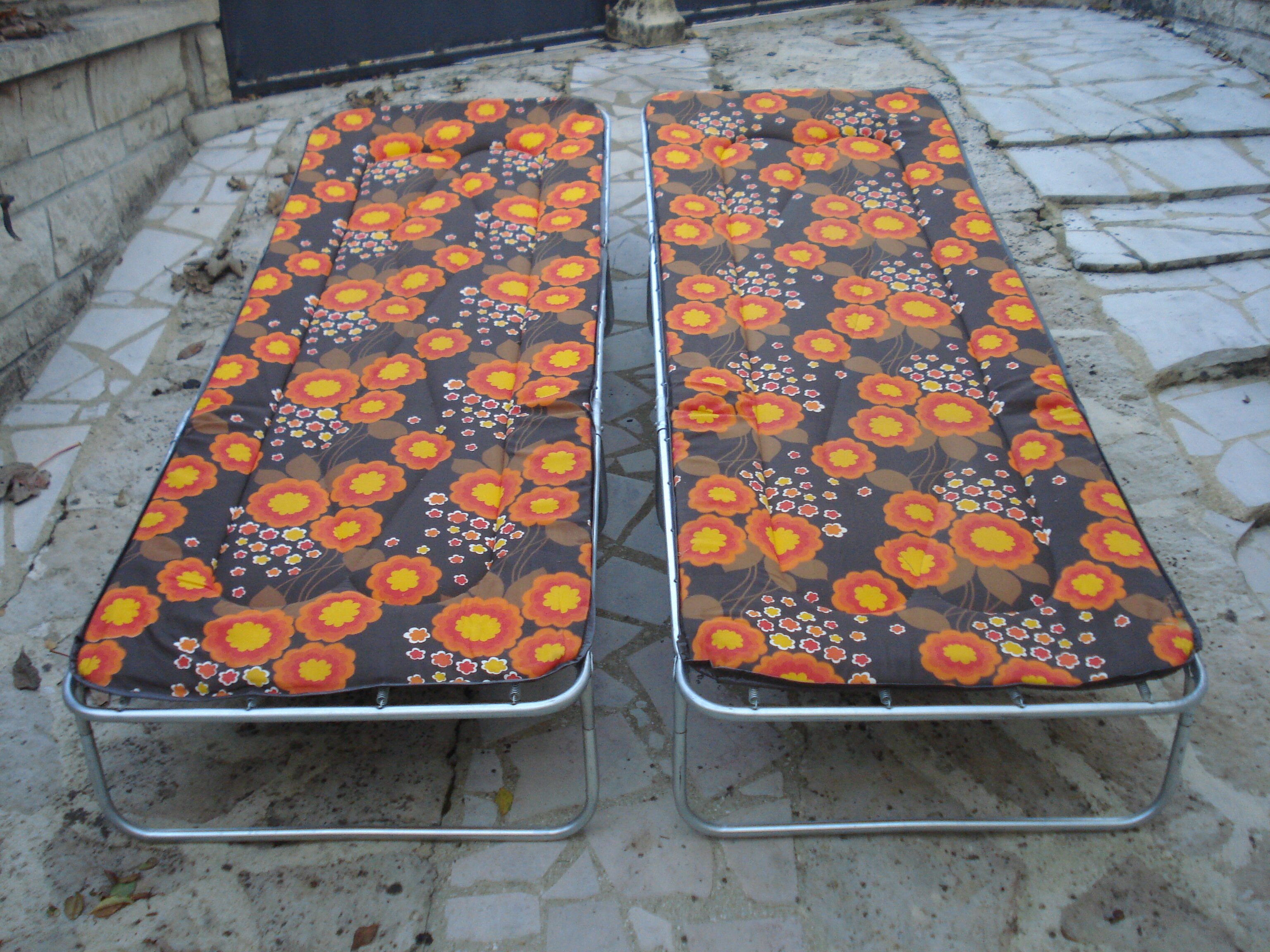 Paire of vintage flower sunbeds 1970