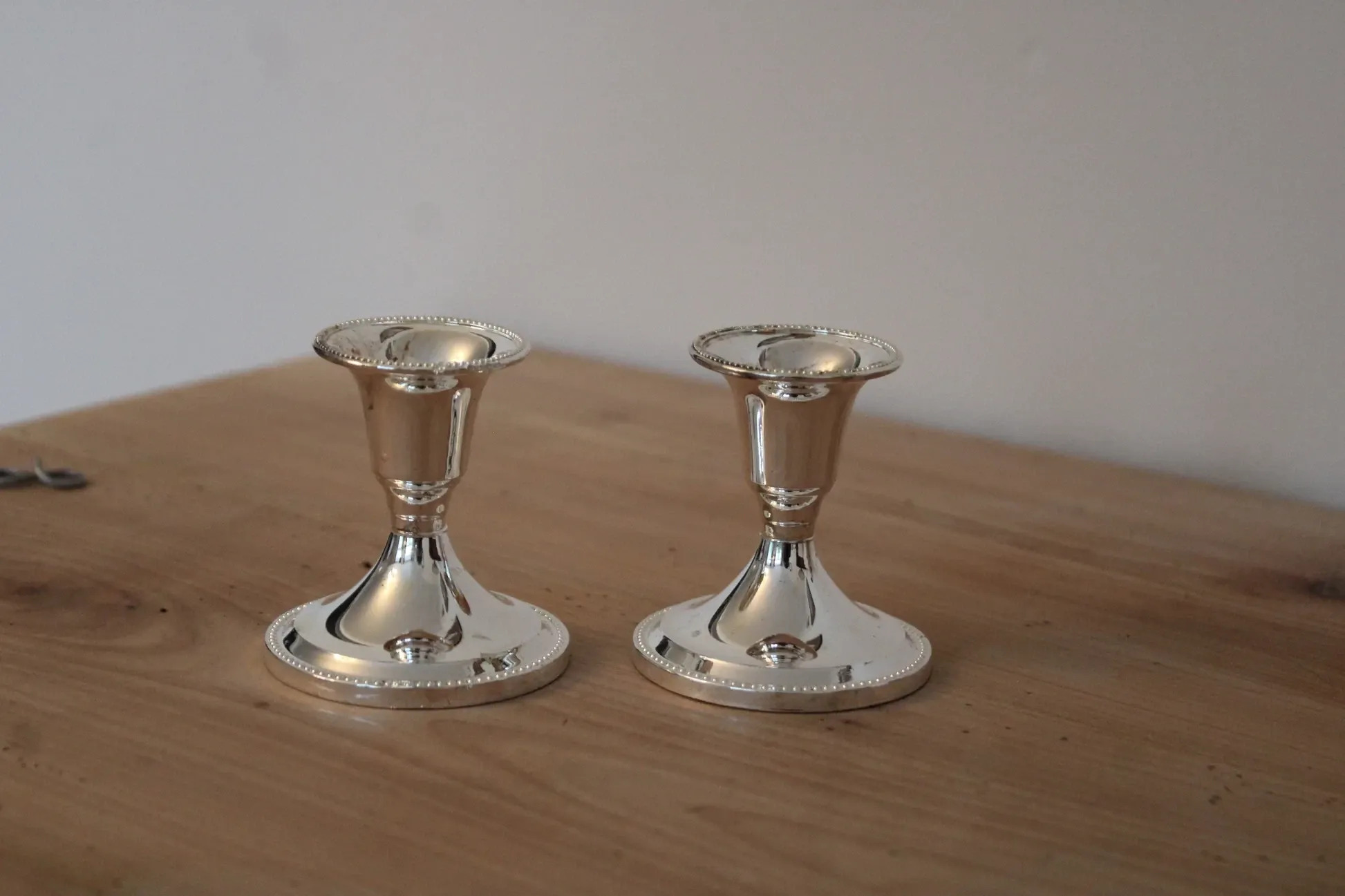 Pair of small silver candle holders with beaded borders – With Boursault box – H 7 cm