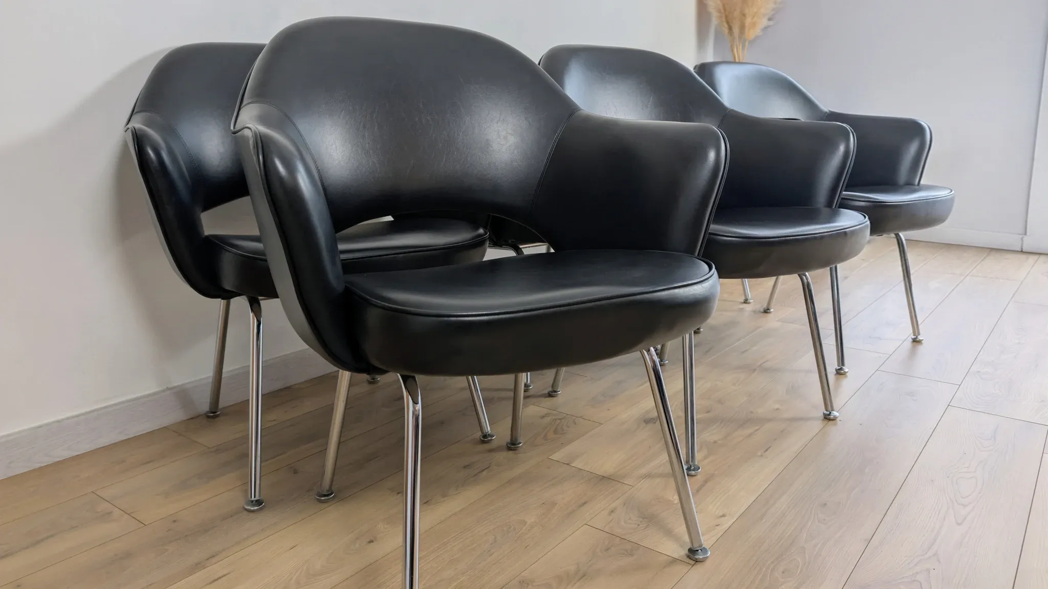 Set of 6 "Conference" chairs by Eero Saarinen for Knoll International