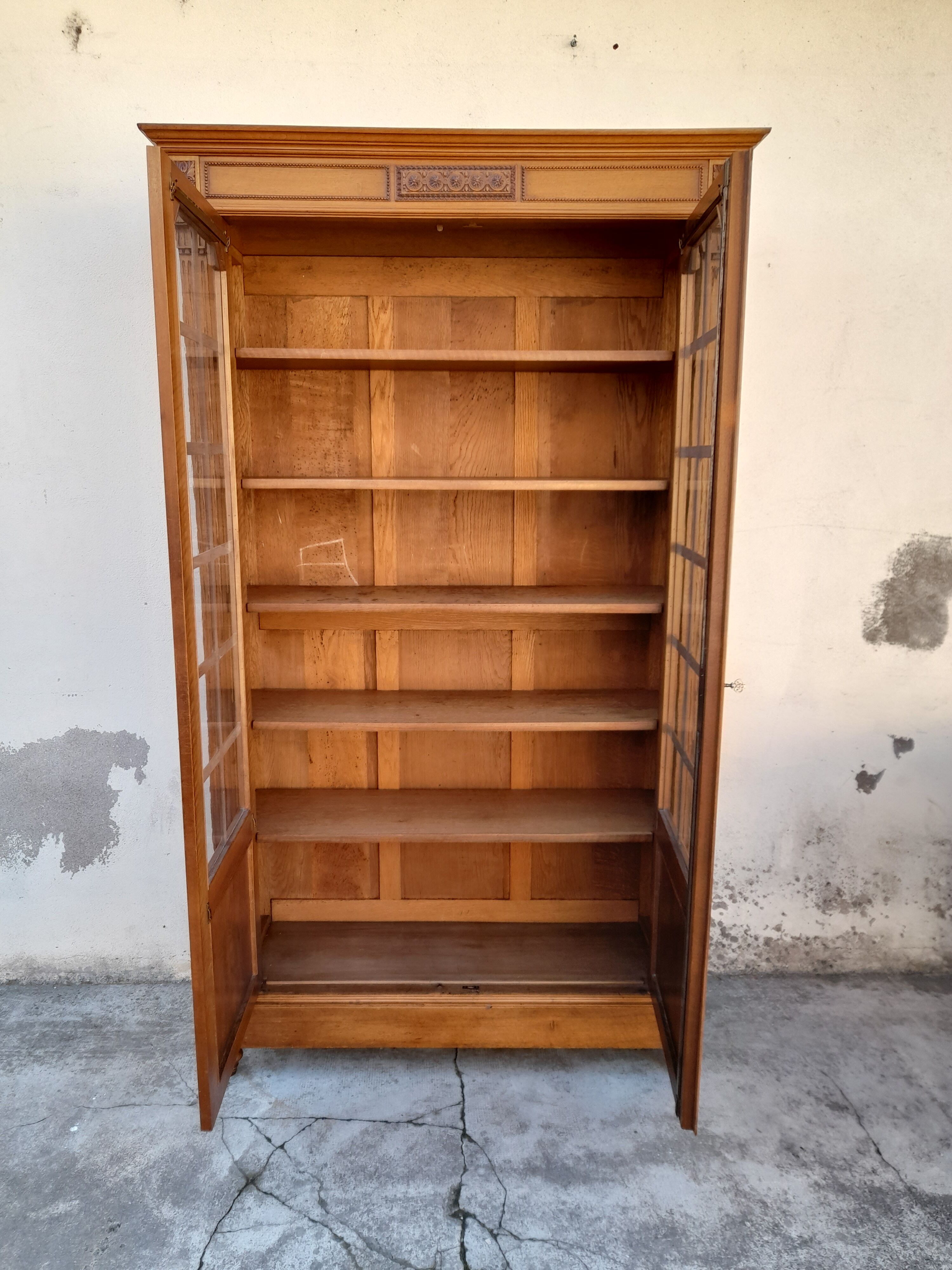 Roman showcase Henri II era 1900