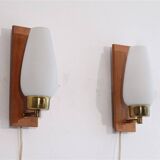 Paire d'appliques danoise en teck et verre opalin