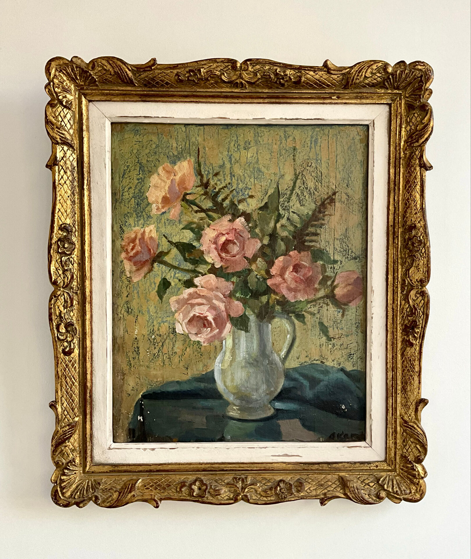 Oil on panel bouquet of roses signed Akar (?) in its gilded frame.
