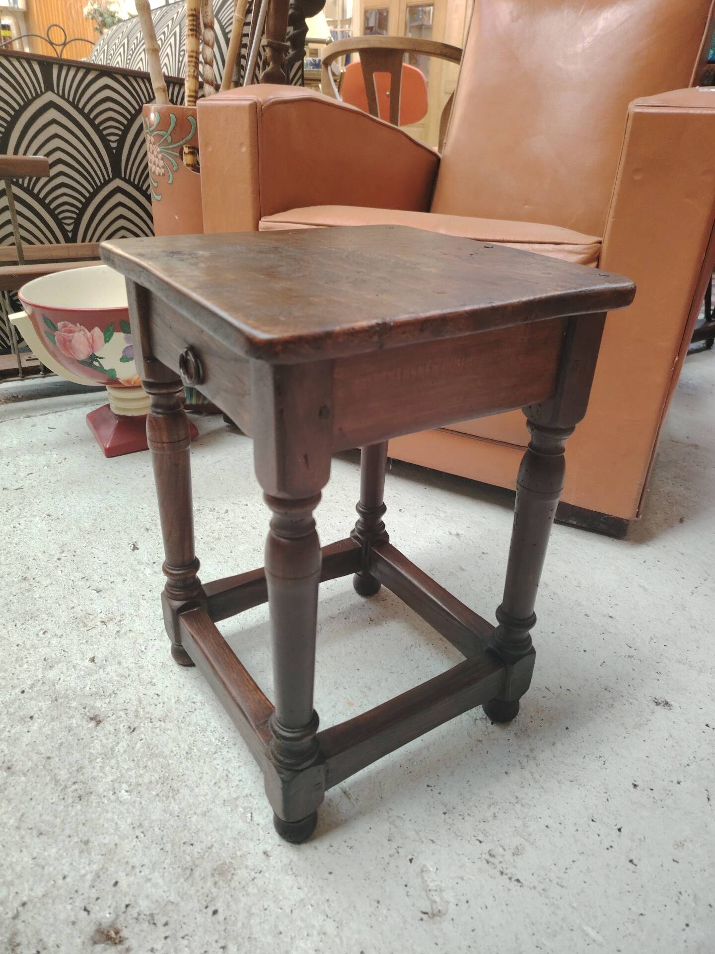 Small stool, side table or bedside table in solid wood with turned legs.