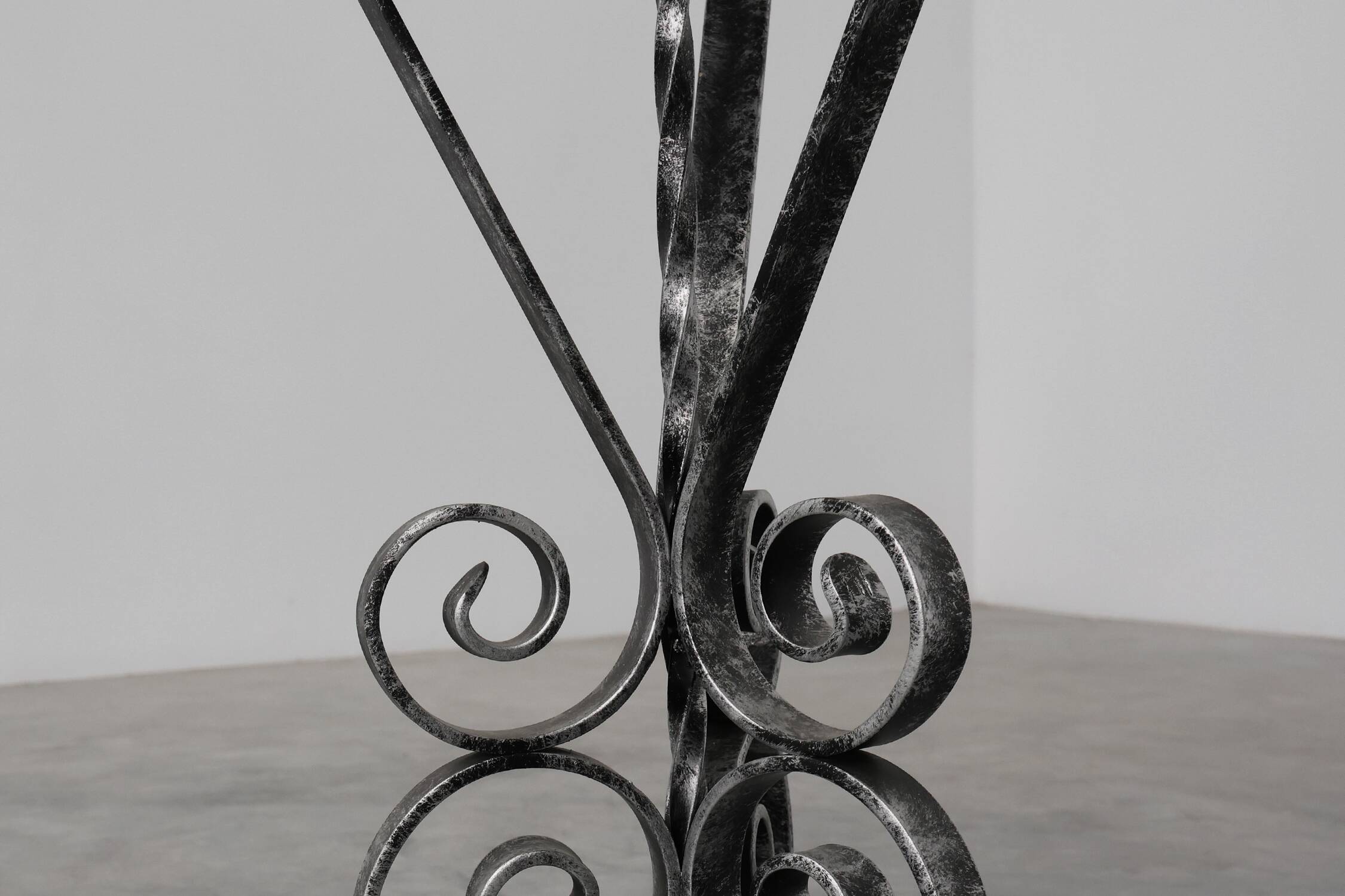 Paire de consoles françaises en fer forgé avec plateaux en pierre bleue belge, années 1950