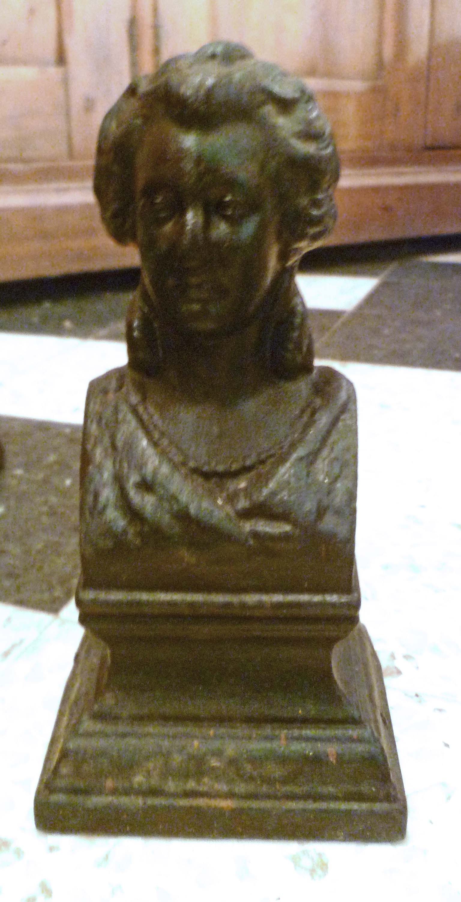 PAIR OF CAST IRON CHENETS pattern "woman with pearl necklace"