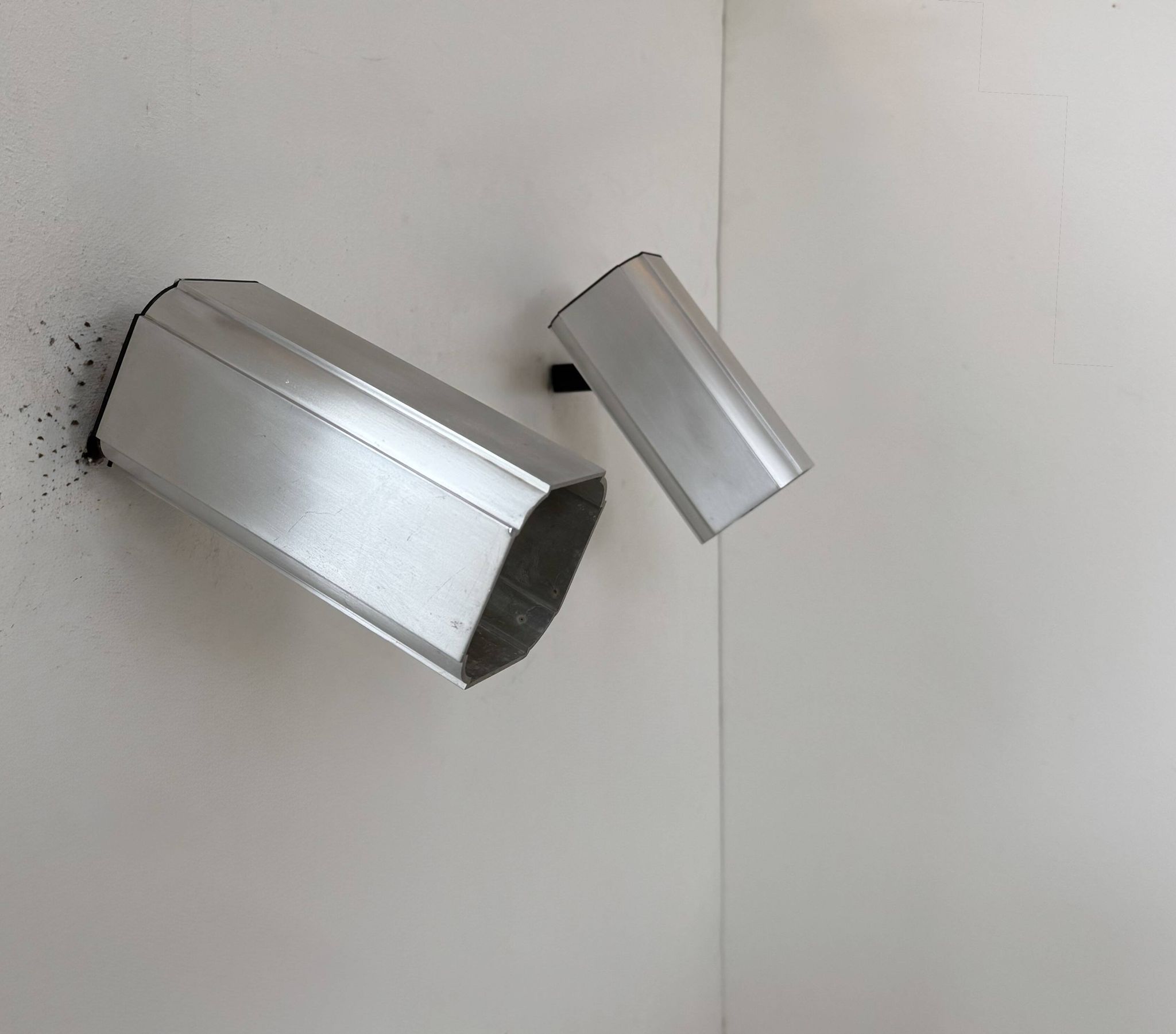Pair of adjustable vintage wall lights, anodised aluminium, France, 1980.