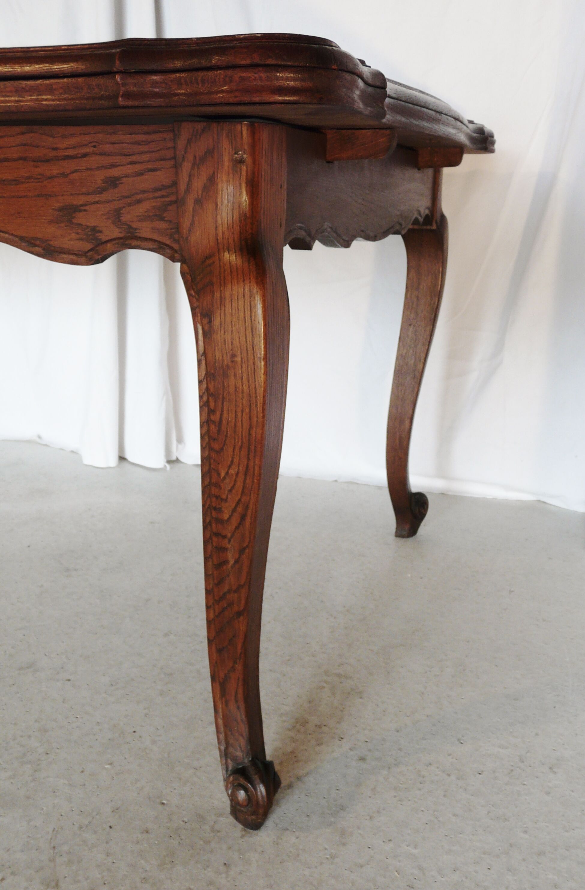 Extendable rectangular table with Italian extension cords