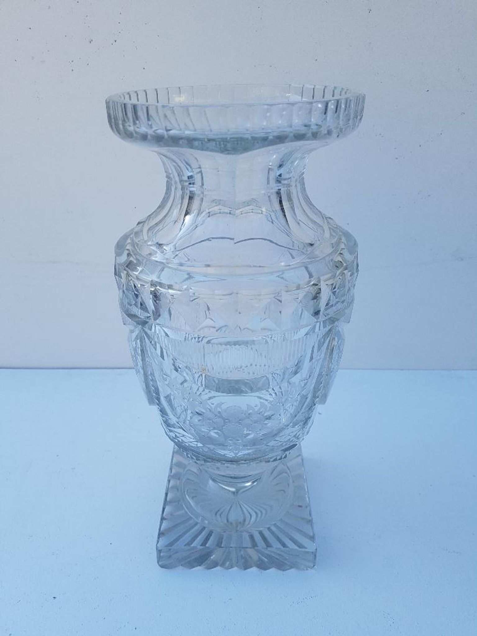 Vase cristal taillé forme Médicis