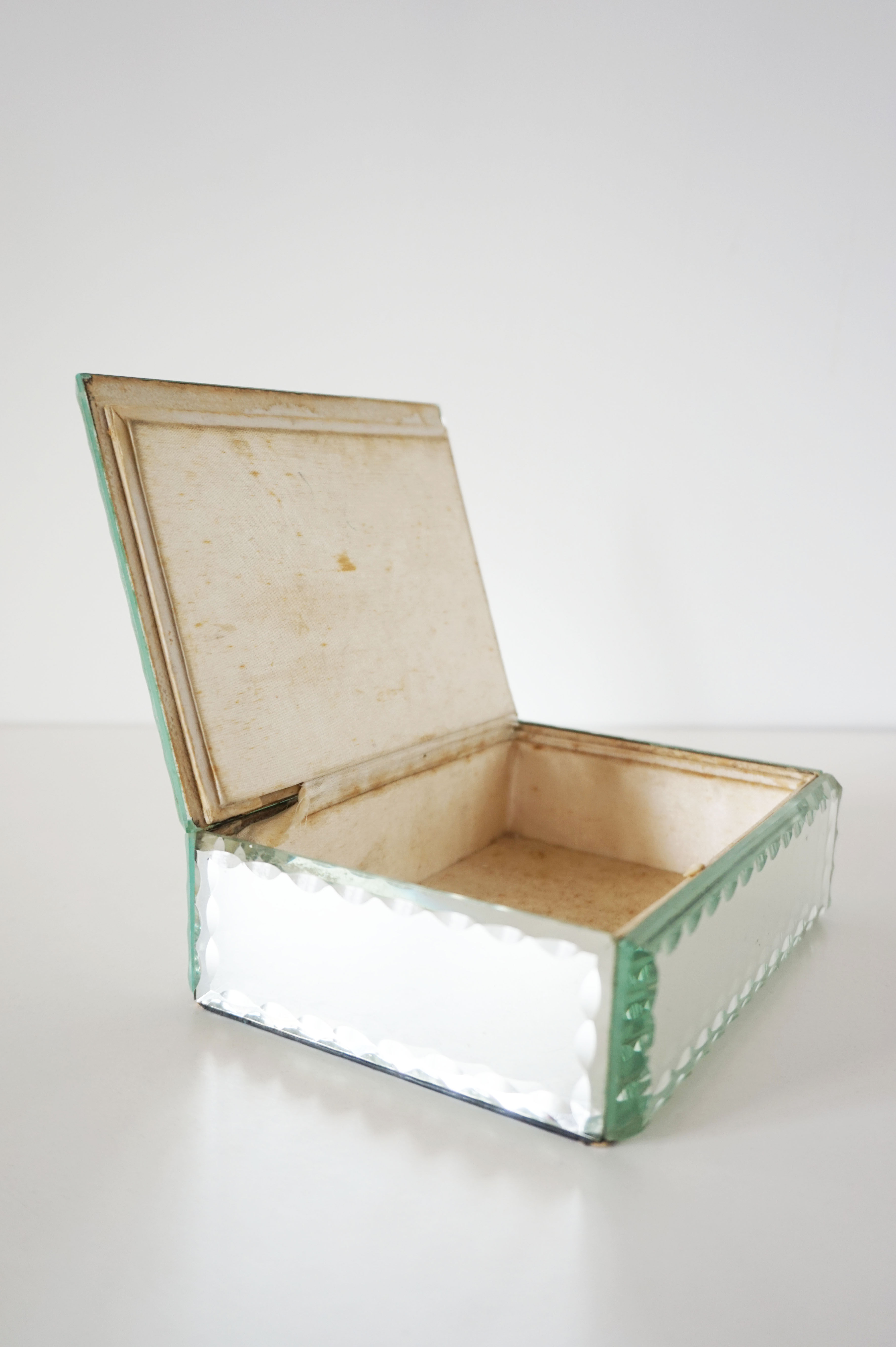 Jewelry box in chiseled mirror