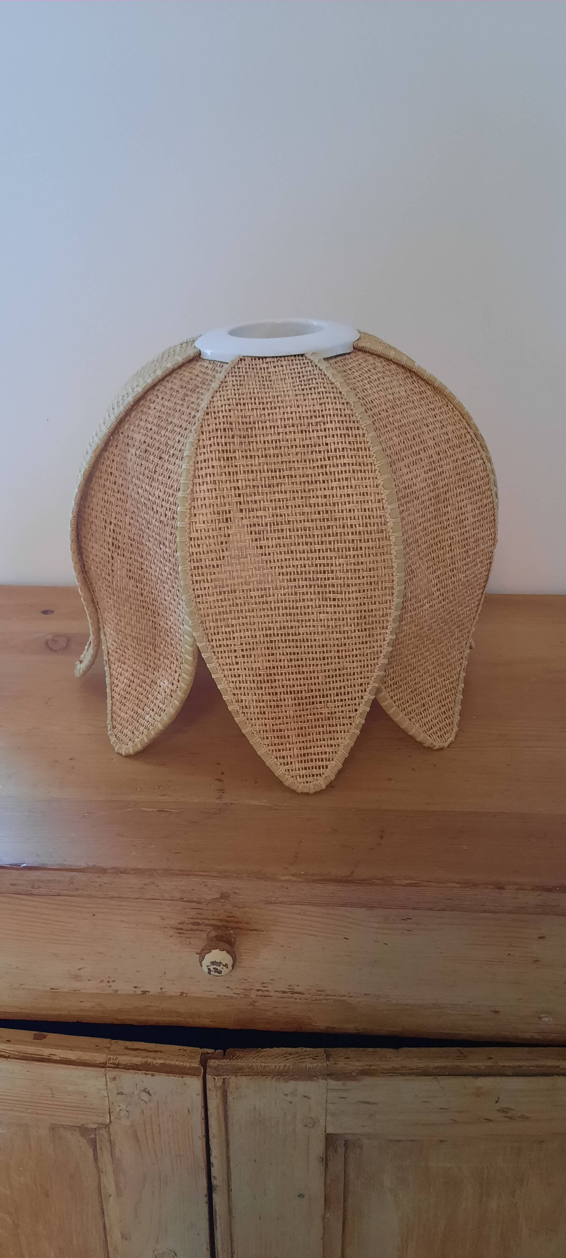 Tulip pendant light in natural fibers