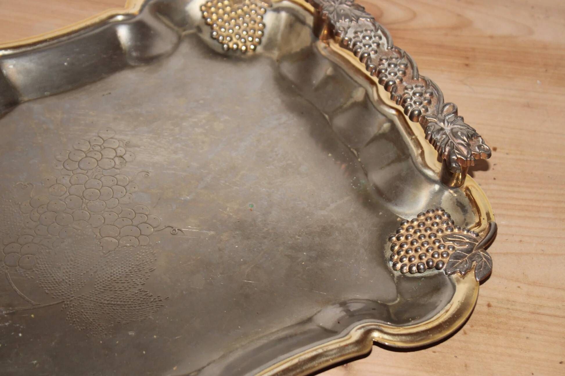Vintage silver and gold metal serving tray – Grape cluster decoration – 36 cm