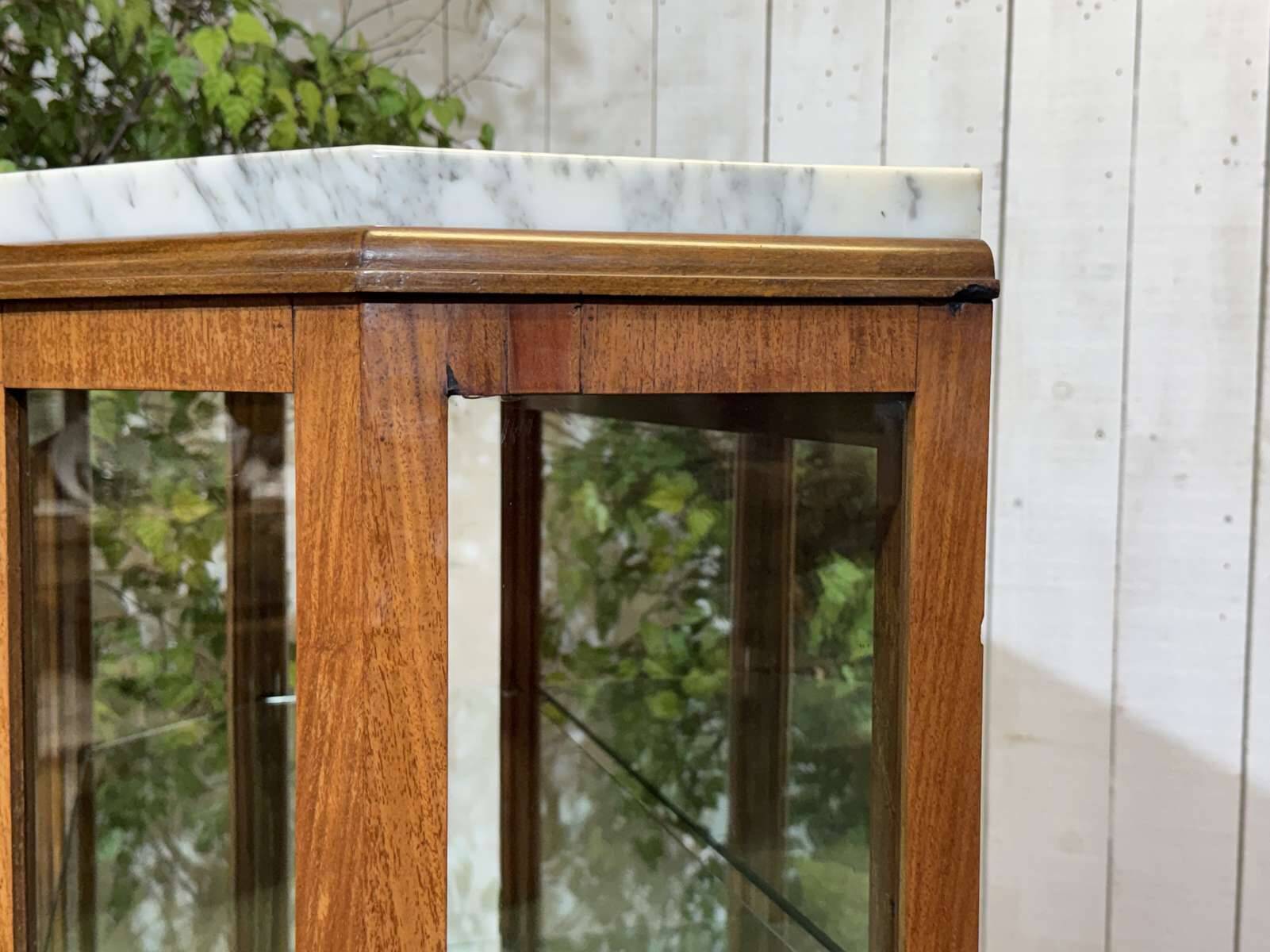 Vitrine Art déco en acajou, palissandre et dessus marbre blanc