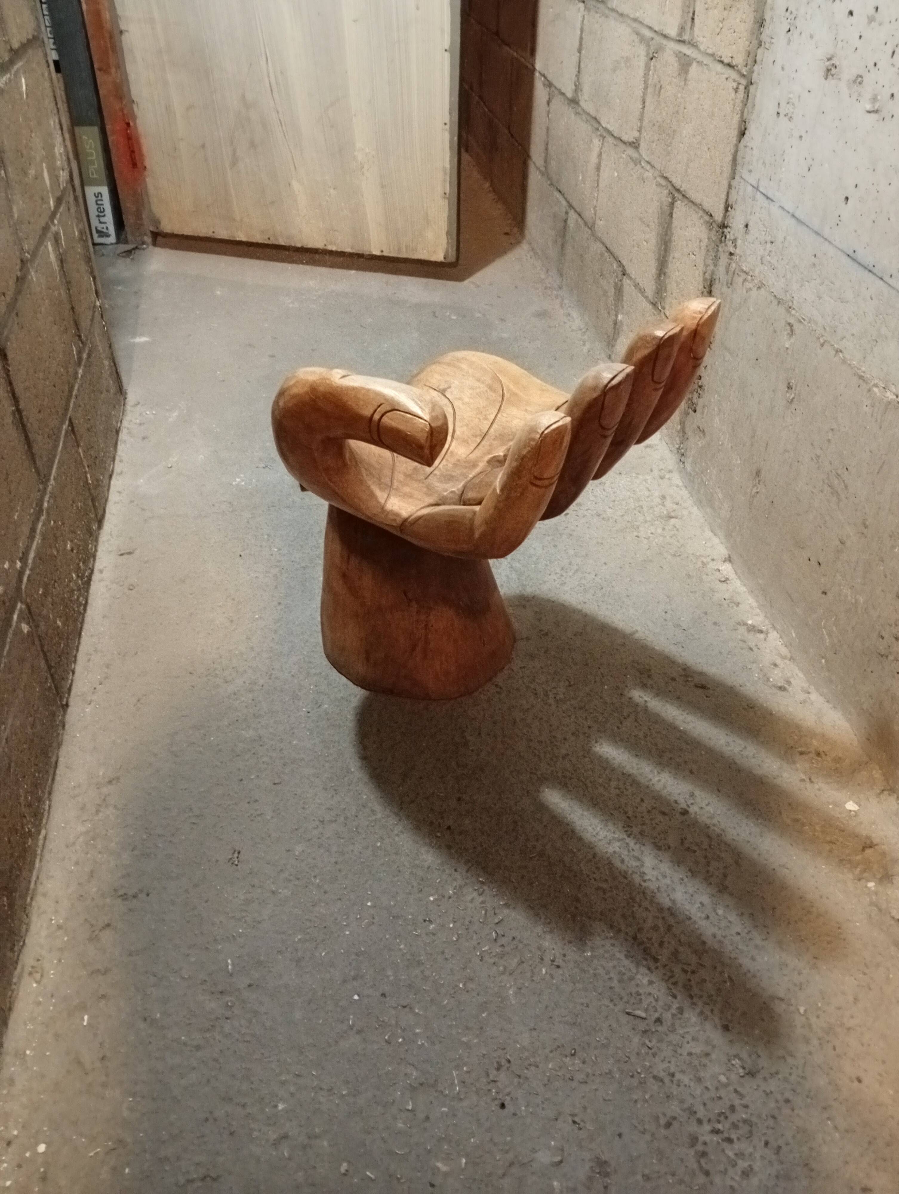 Tabouret en bois teck en forme de main droite