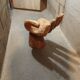 Tabouret en bois teck en forme de main droite