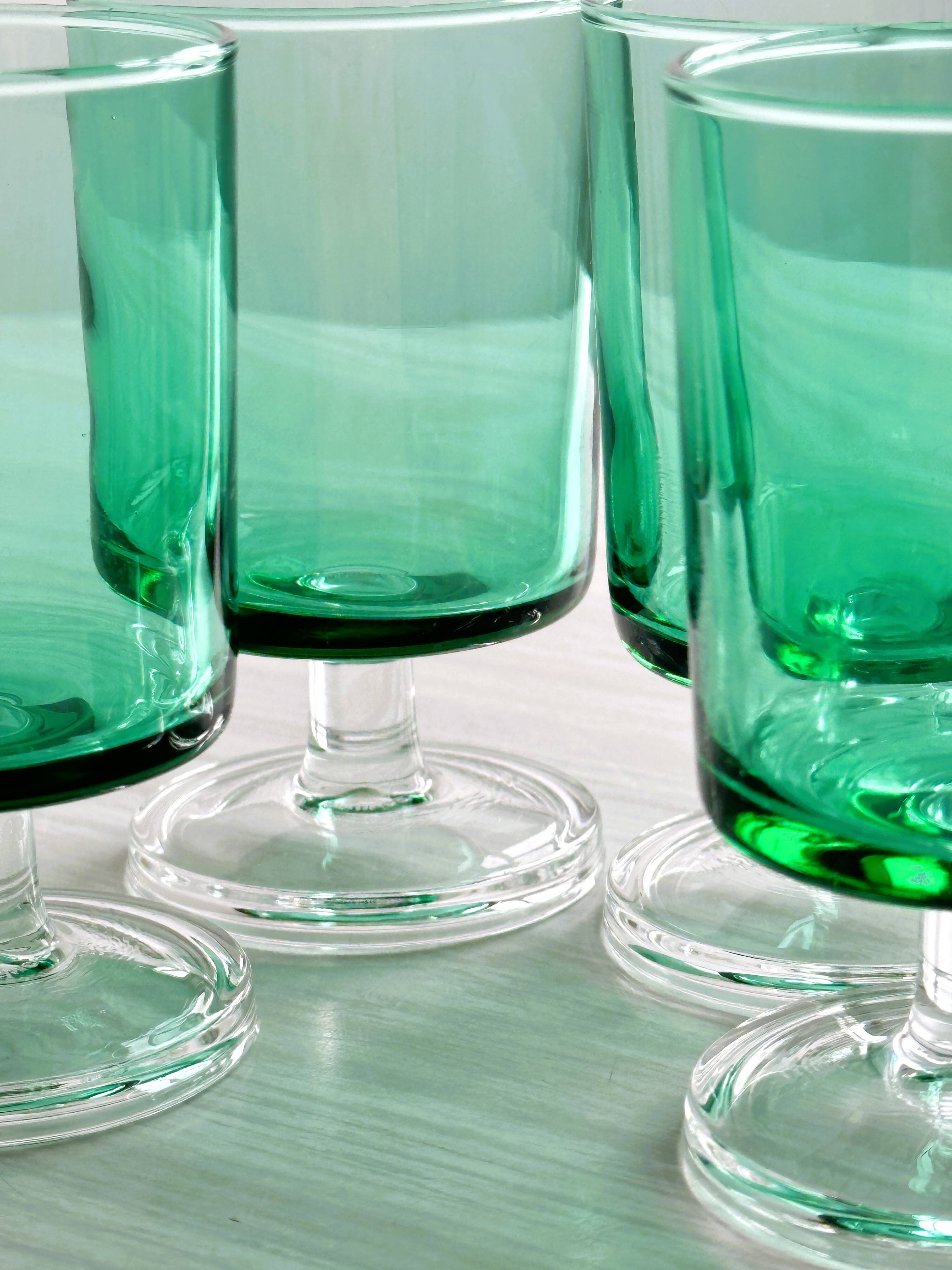 Verres à liqueur translucide vert.