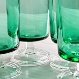 Verres à liqueur translucide vert.
