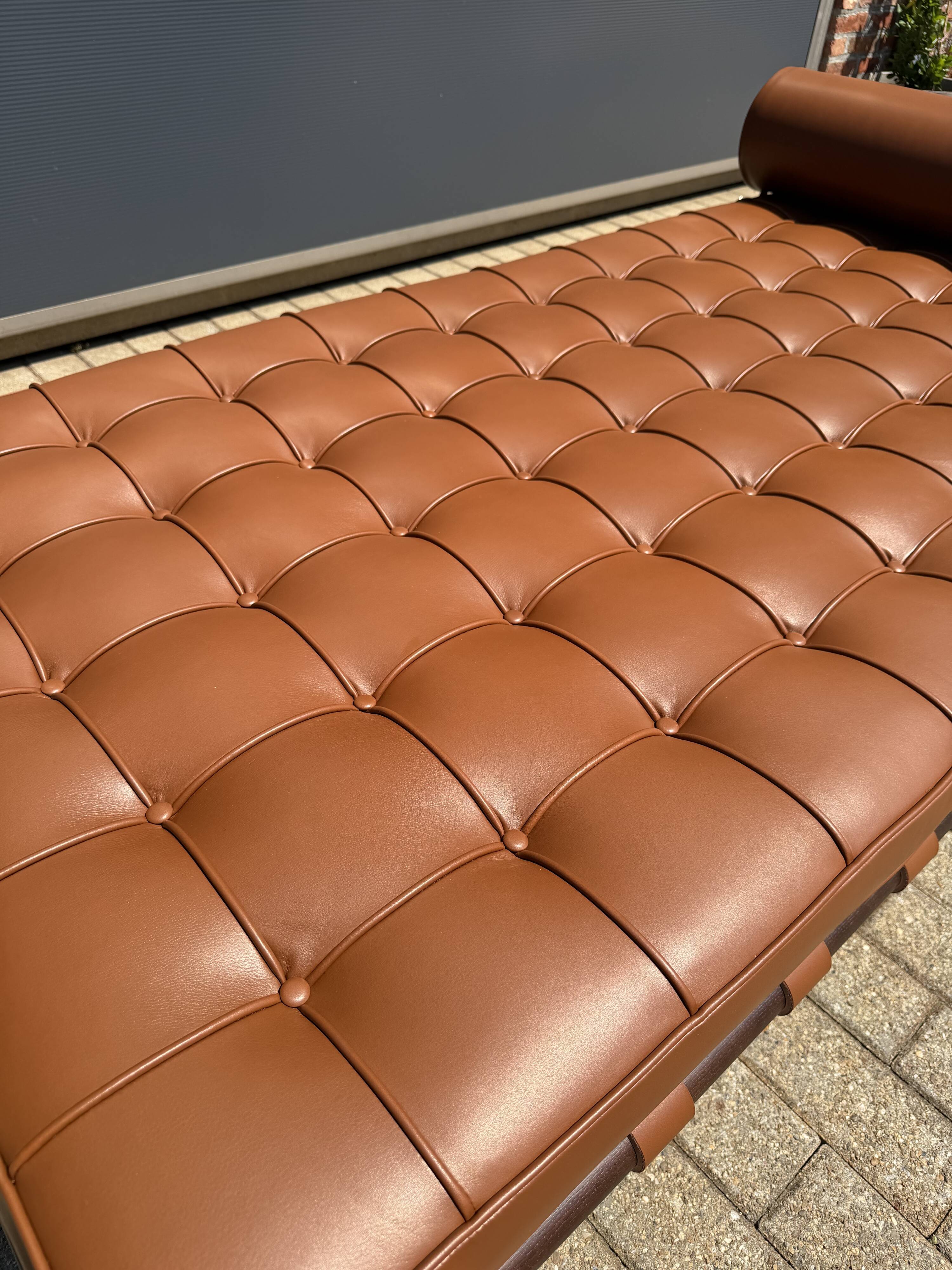Knoll barcelona daybed mies van der rohe in cognac venezia leather, as new