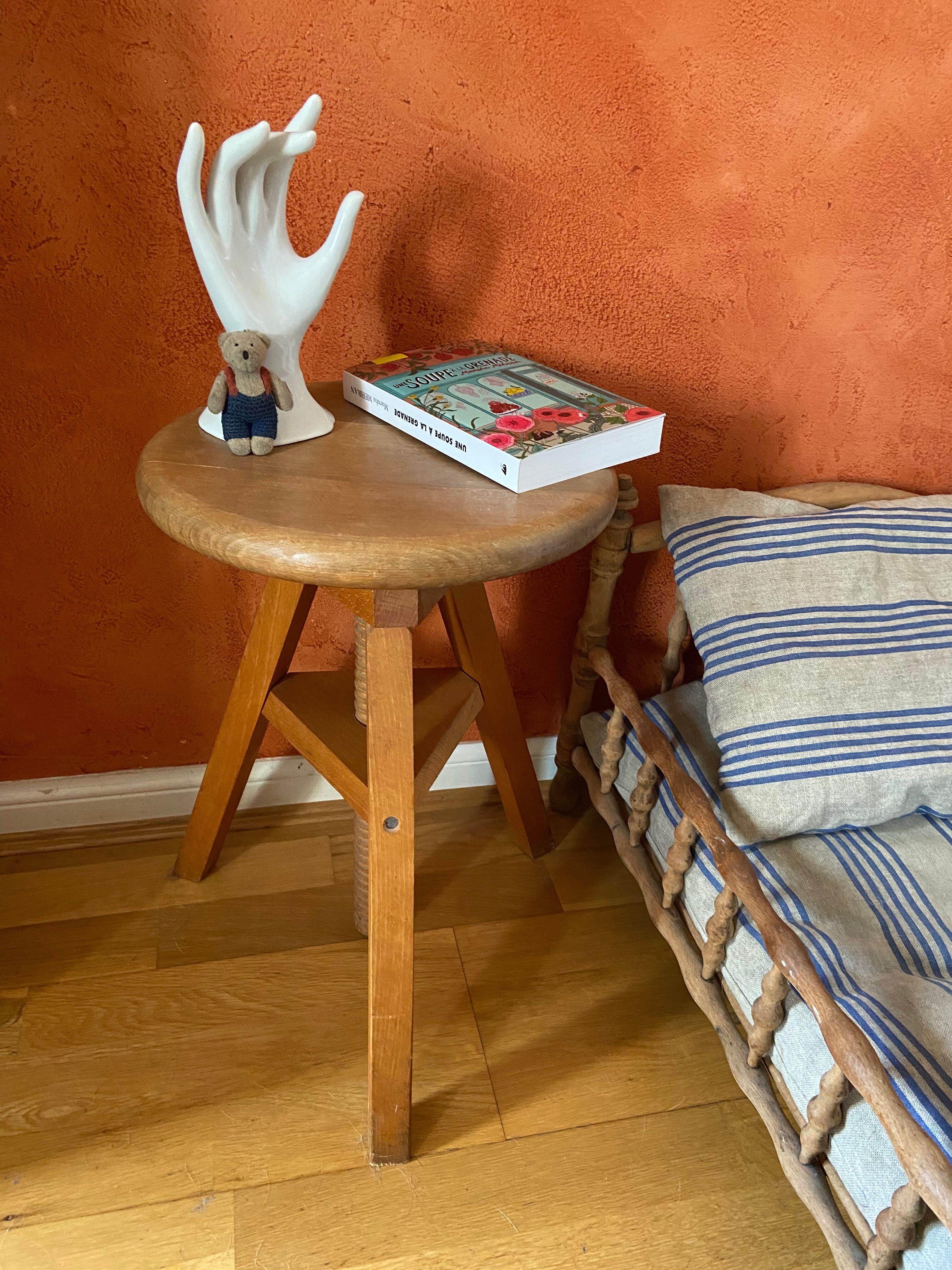 Watchmaker's tripod screw stool