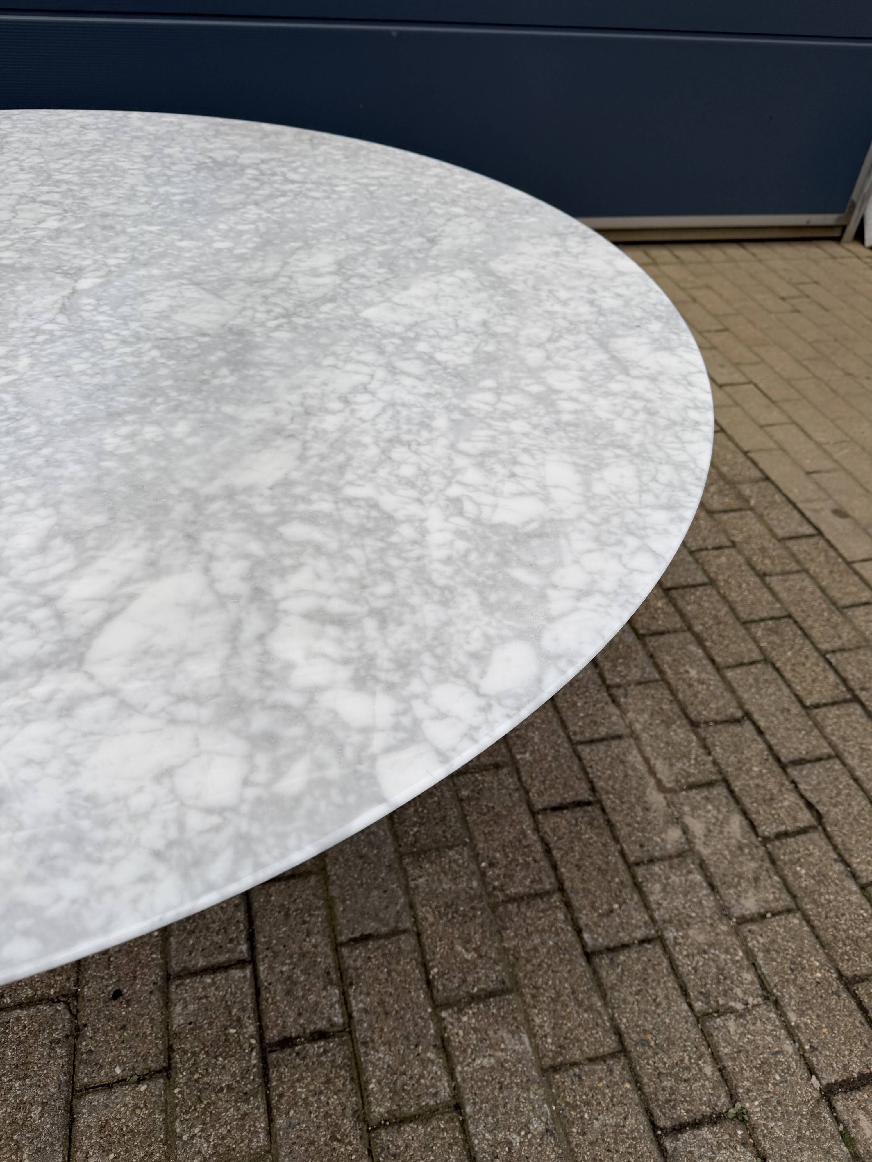 Original round dining table Knoll Tulip (152cm) Carrara