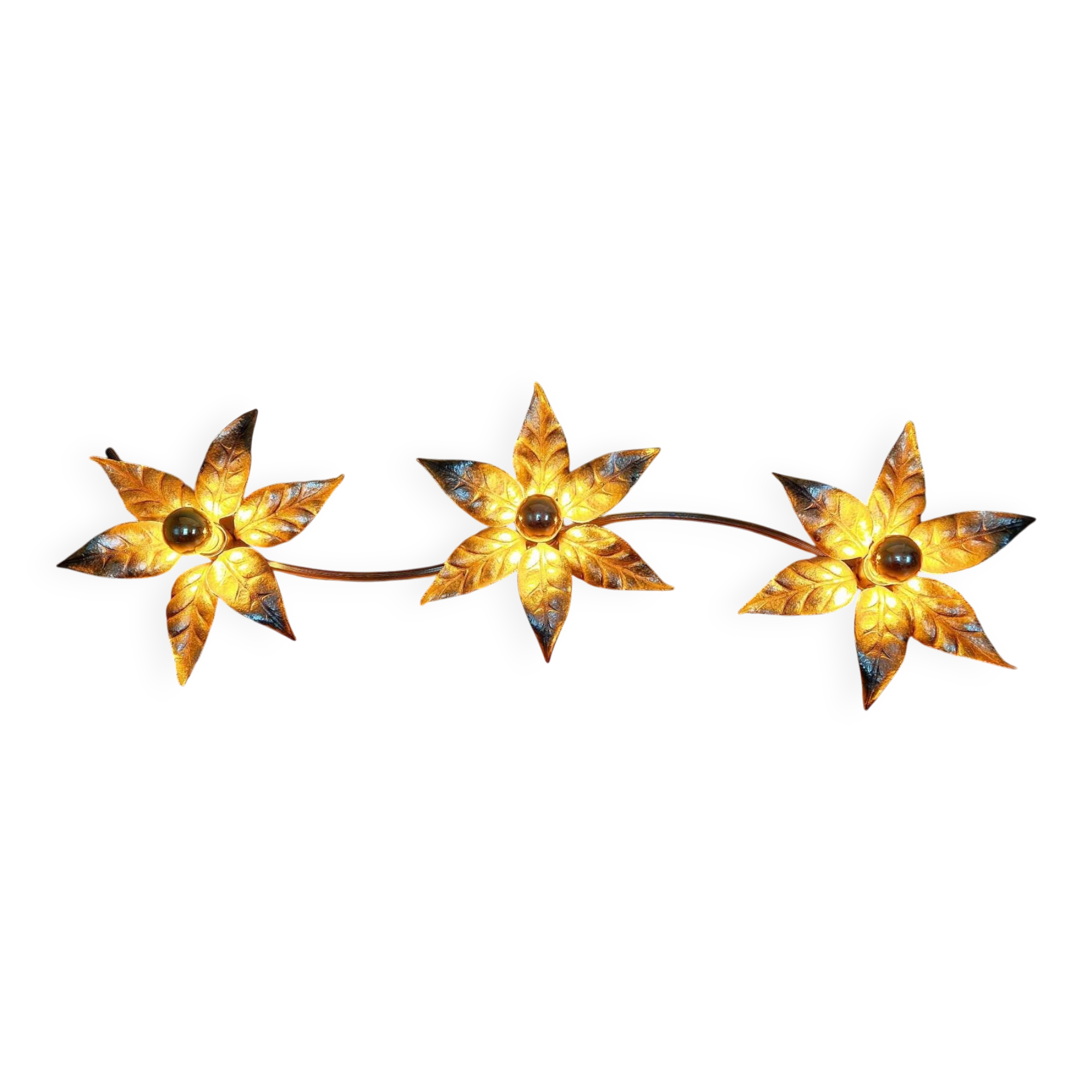 Large floral wall sconce in brass and gilded metal, Willy Daro, 1970.