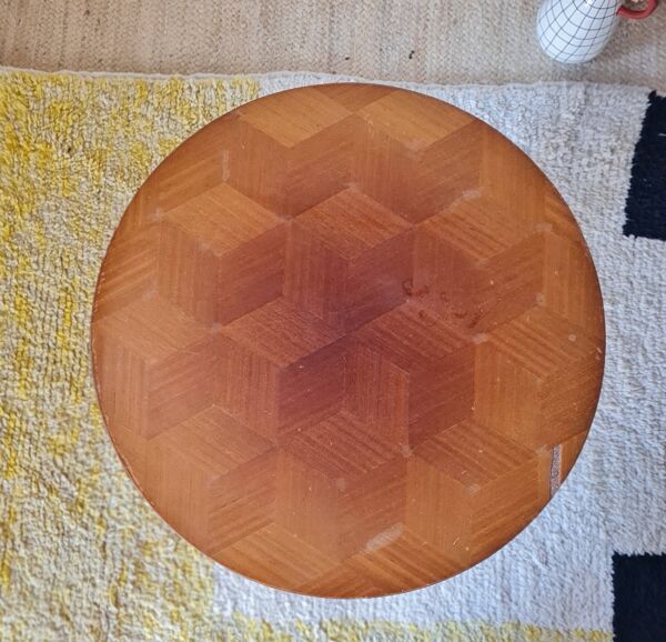 Table d'appoint vintage tripode, plateau marqueterie losanges – 50/60