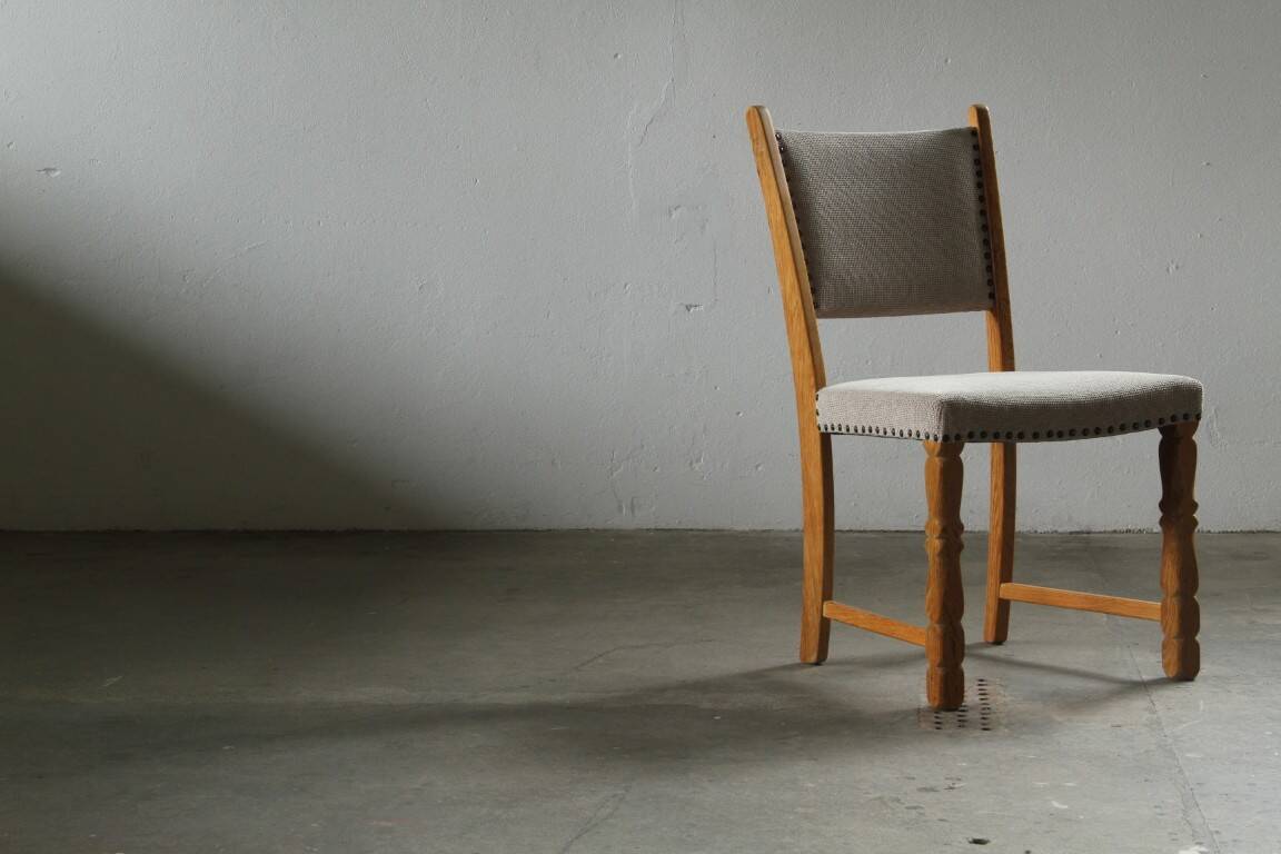 Ensemble de six chaises de salle à manger en chêne vintage danois, style Henning Kjærnulf, années 1960.