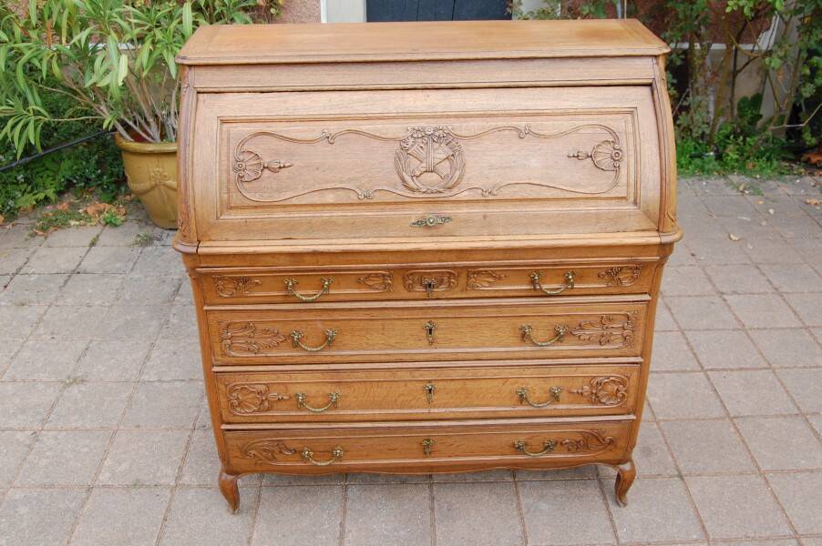cylinder desk from the Louis XV period in oak, late 18th century