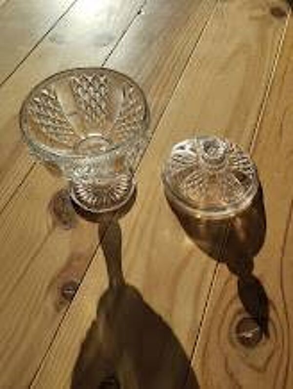 Bonbonnière sur pied en verre pressé – Design fin, esprit Art Déco