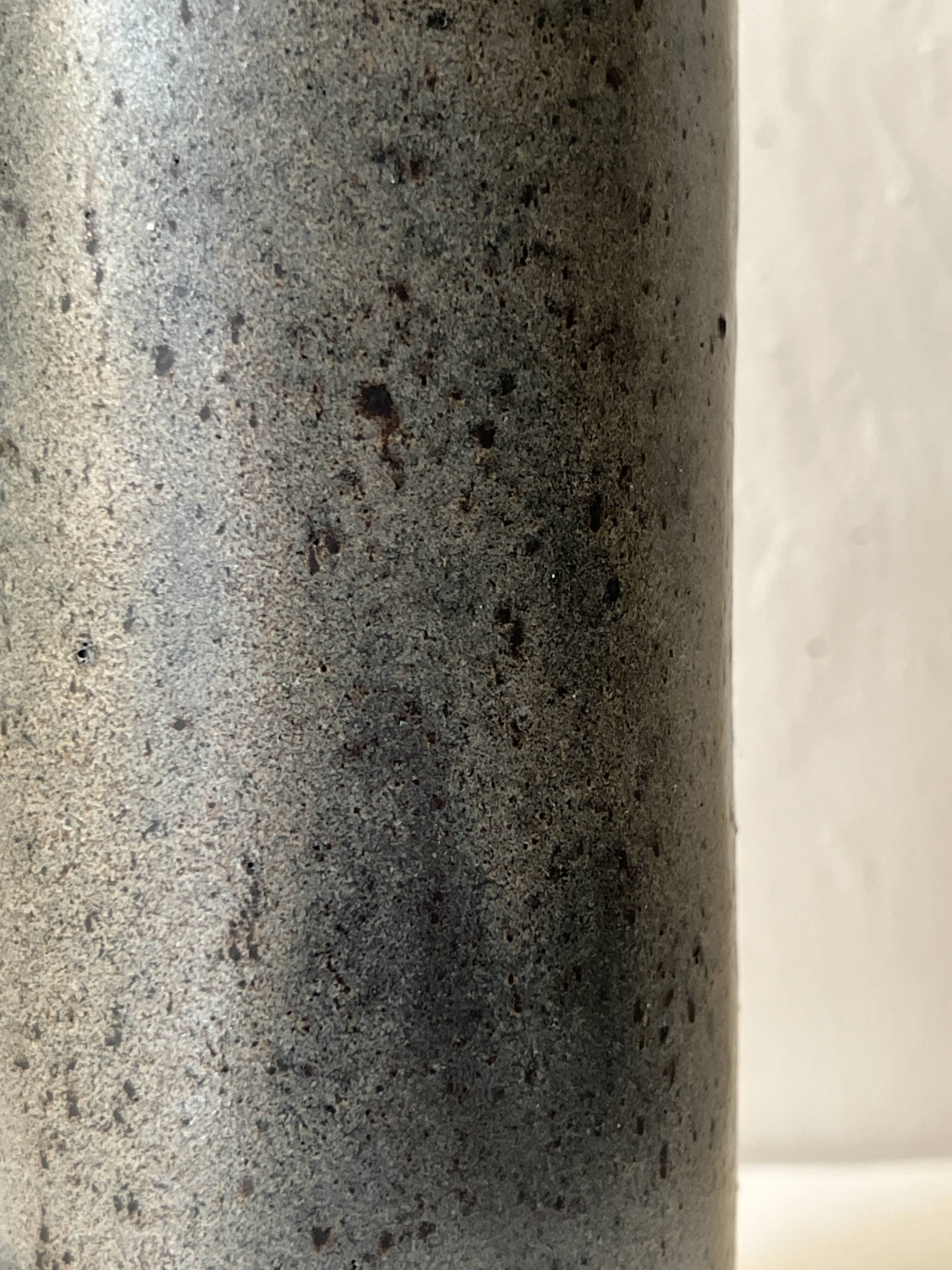 Vase / bouteille design en céramique émaillée noir bleu signé V. Goron