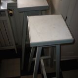 Paire de sellettes bois grises