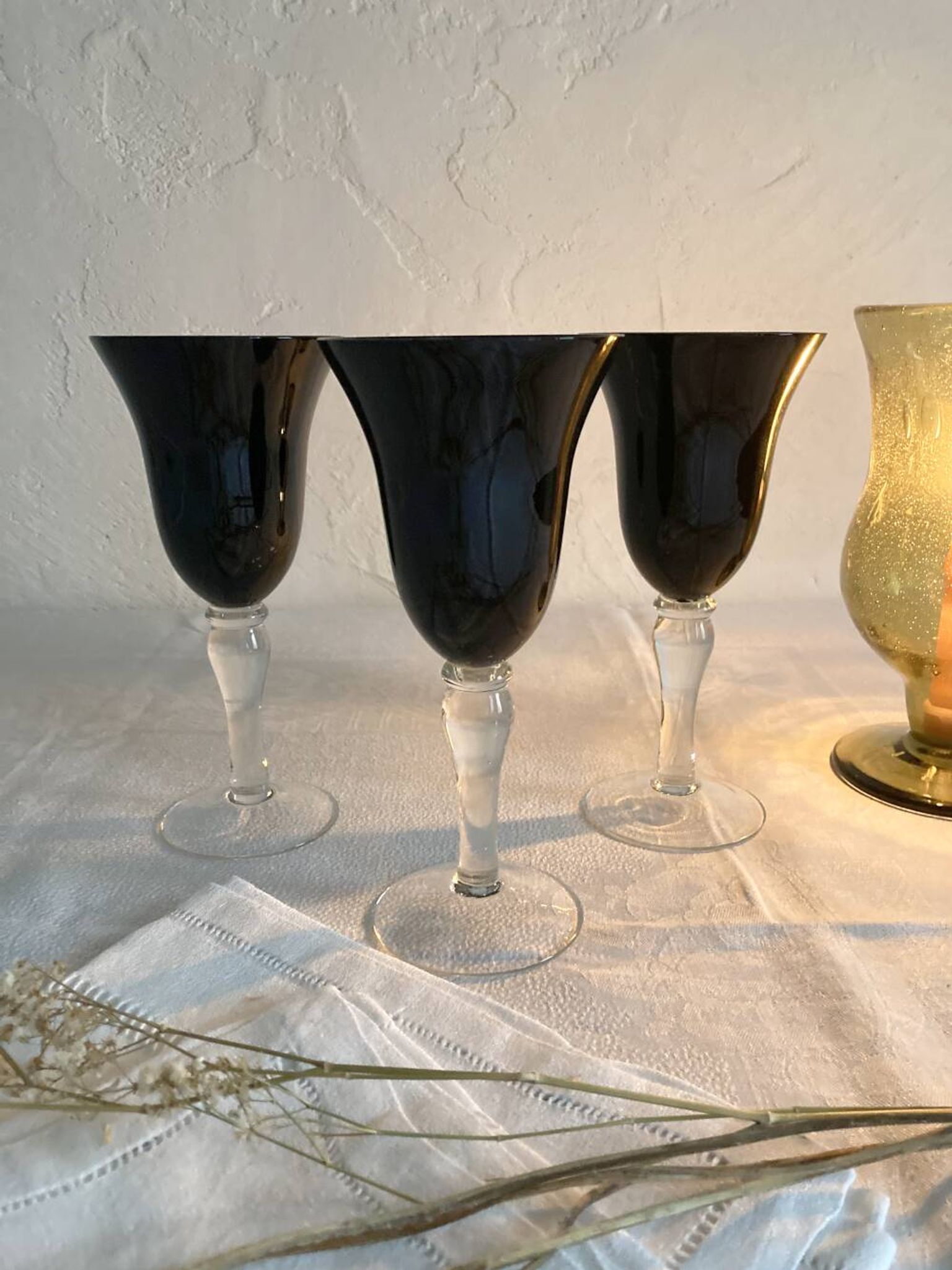 6 stemmed glasses with black glass bowl