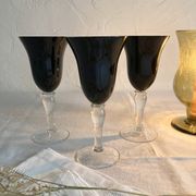 6 stemmed glasses with black glass bowl